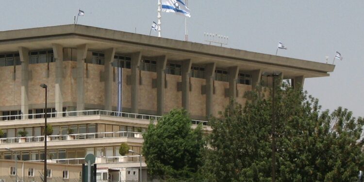 Protesters Chain Themselves Outside Knesset Demanding Early Elections