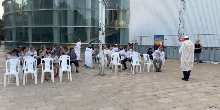 Yom Kippur Worshippers Swarmed by Protests in Tel Aviv