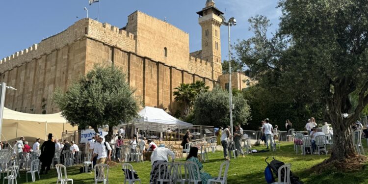 Tomb of Izaac and Rivkah Opens for Jewish Worshippers During Passover