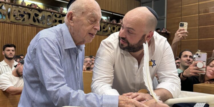 Holocaust Survivor Avraham Roet (96) Tells of Surviving the Holocaust in Holland